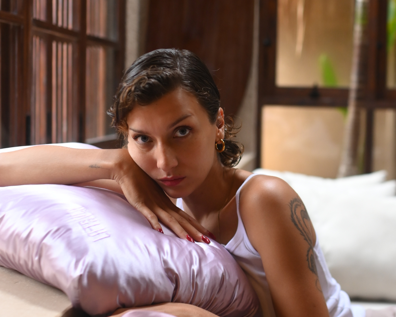 Model with the mulberry silk Pillowwrap by LATRAVLA