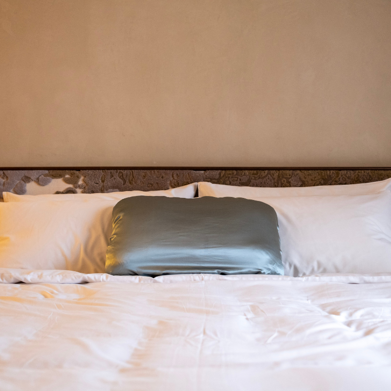 Bed with white bedding and a nomad pillowwrap - LATRAVLA