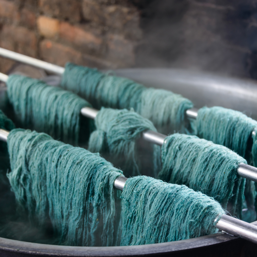 The dyeing process of mulberry silk with latravla